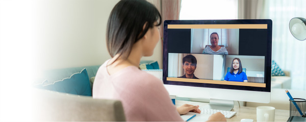 Chica en casa conectada con un grupo en clase por videoconferencia
